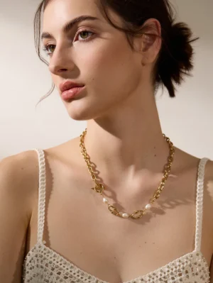 S83a983bdbce44aaea7ee8941b8e49ac3p.webp The Aura Pearl Toggle Necklace – 18K Gold PVD Plated