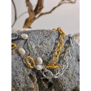 Sa517b6a71b2a40c6a5b671cf1541ce4bK.webp The Aura Pearl Toggle Necklace – 18K Gold PVD Plated