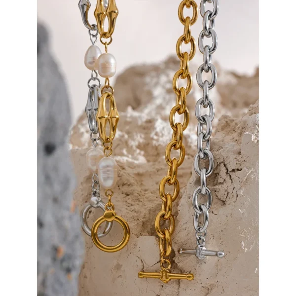 Se82c5dab1c3d4501ad688af7382f2b5fZ.webp The Aura Pearl Toggle Necklace – 18K Gold PVD Plated
